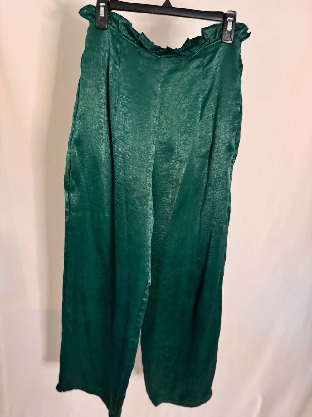 PrettyLittleThing Emerald Green Hammered Satin Crop Top & Wide Leg Pant Set